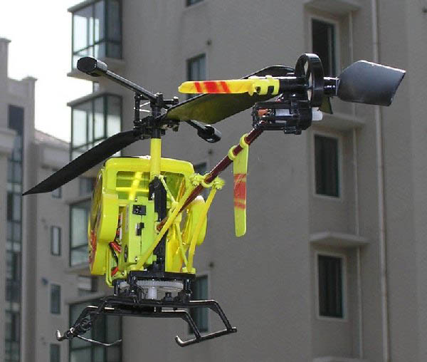 2 canais de atualização zangão helicóptero do controle de rádio de aeromodelismo com contraponto liga 2 canais de atualização zangão helicóptero do controle de rádio de aeromodelismo com contraponto liga